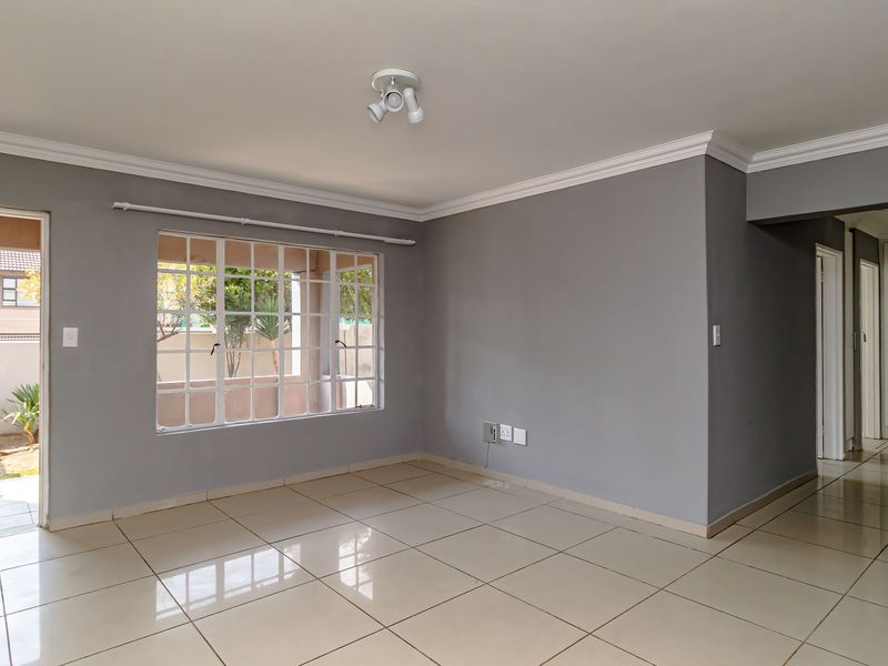 Lovely 3 Bedroom Garden Unit - Photo 3