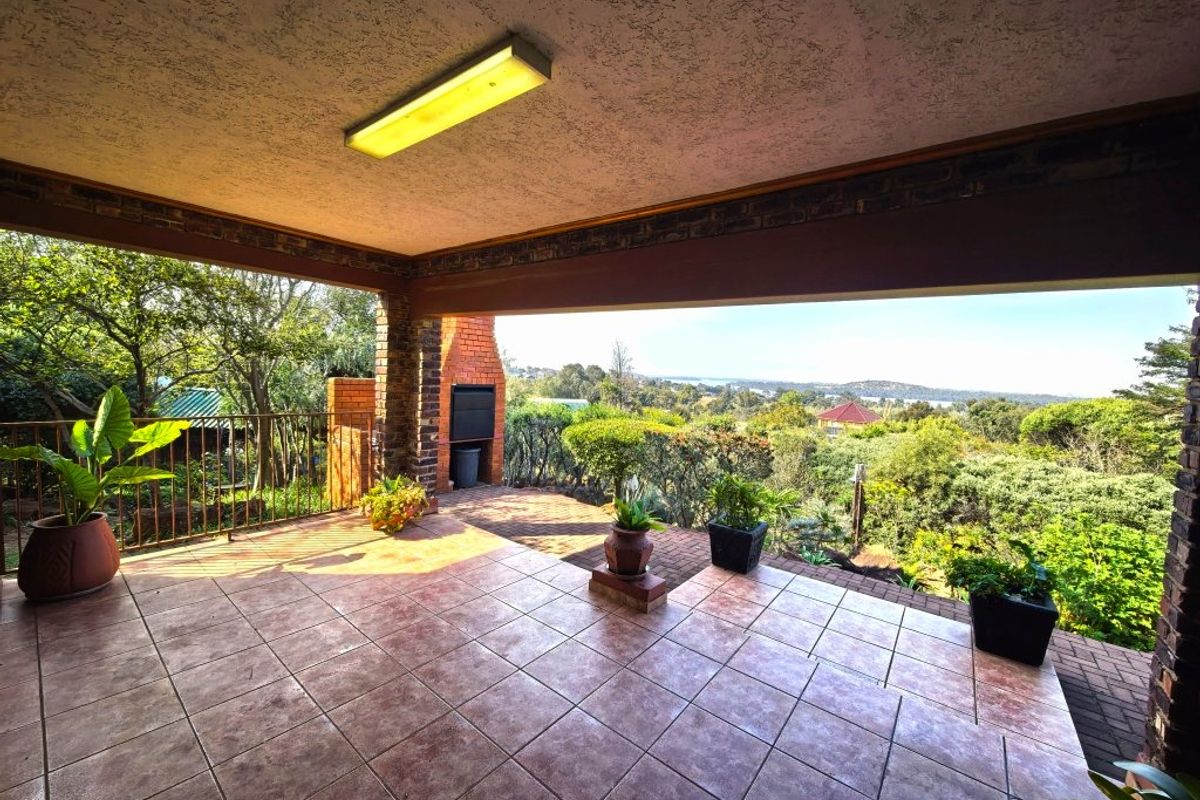 Luxury Lakeside Living With Breathtaking Views - Photo 5
