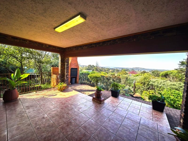 Luxury Lakeside Living With Breathtaking Views - Photo 5