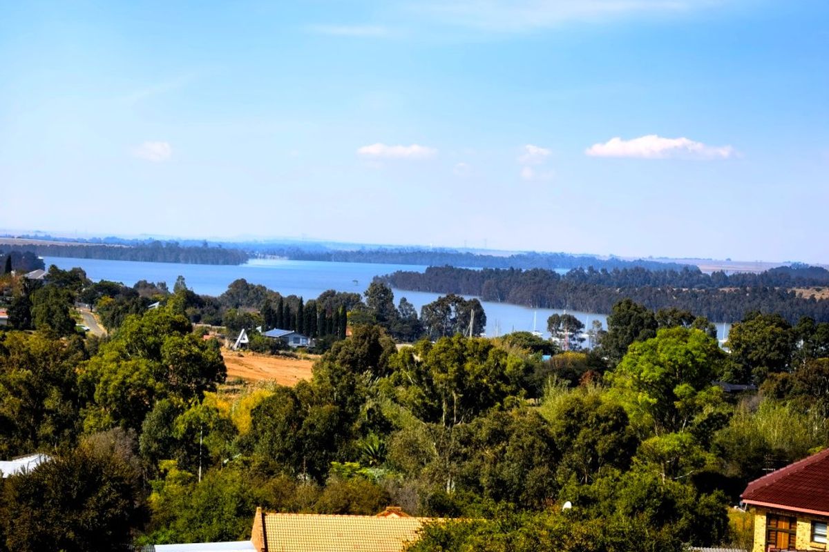Luxury Lakeside Living With Breathtaking Views - Photo 2