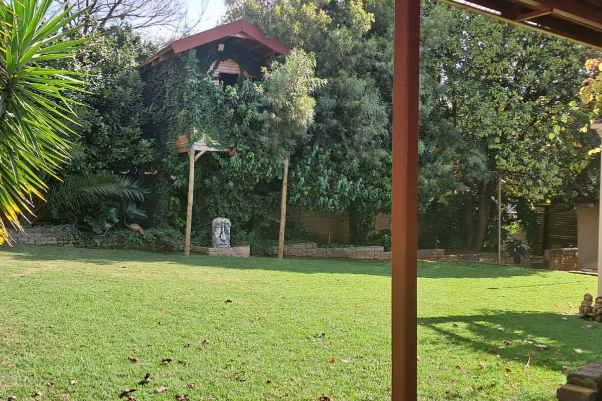 Spacious Family Home with Exceptional Extras in a Prime Area - Photo 2