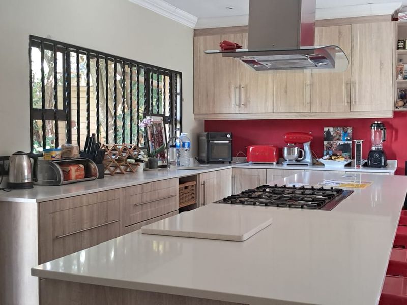 Spacious Family Home with Exceptional Extras in a Prime Area - Photo 8