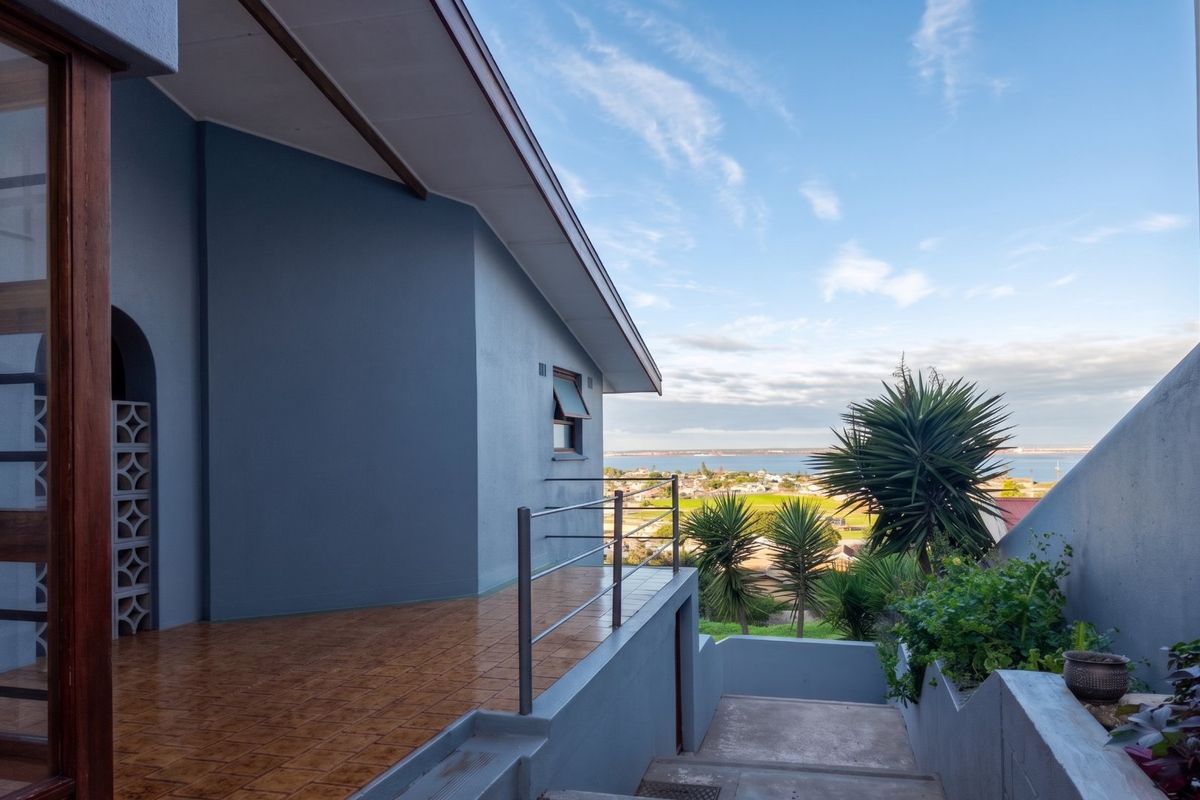 Spacious 3 Bedroom Family Home with Flat, Sea Views & Workspace Potential in Saldanha - Photo 2