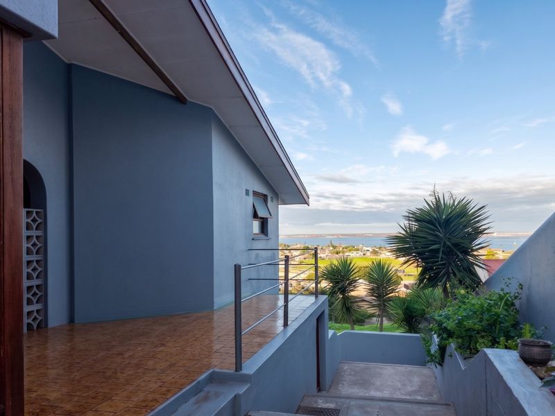 Spacious 3 Bedroom Family Home with Flat, Sea Views & Workspace Potential in Saldanha - Photo 2