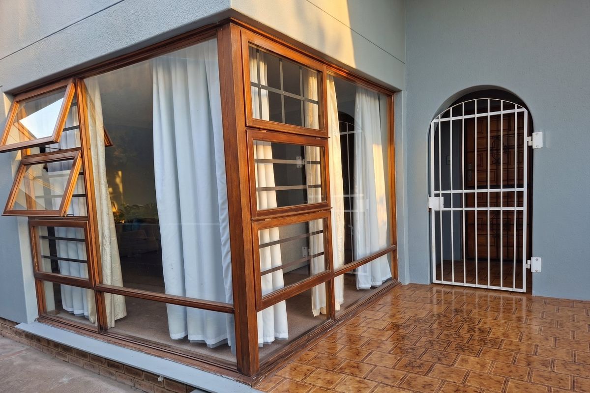 Spacious 3 Bedroom Family Home with Flat, Sea Views & Workspace Potential in Saldanha - Photo 3