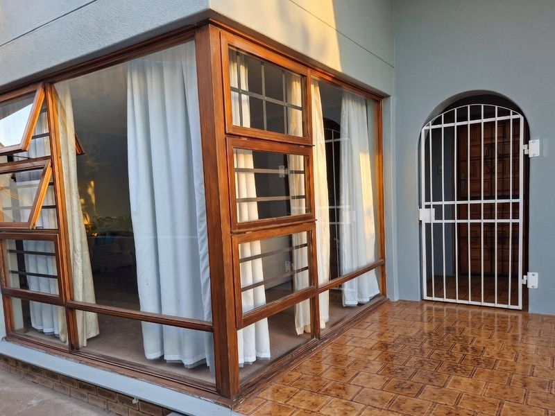 Spacious 3 Bedroom Family Home with Flat, Sea Views & Workspace Potential in Saldanha - Photo 3