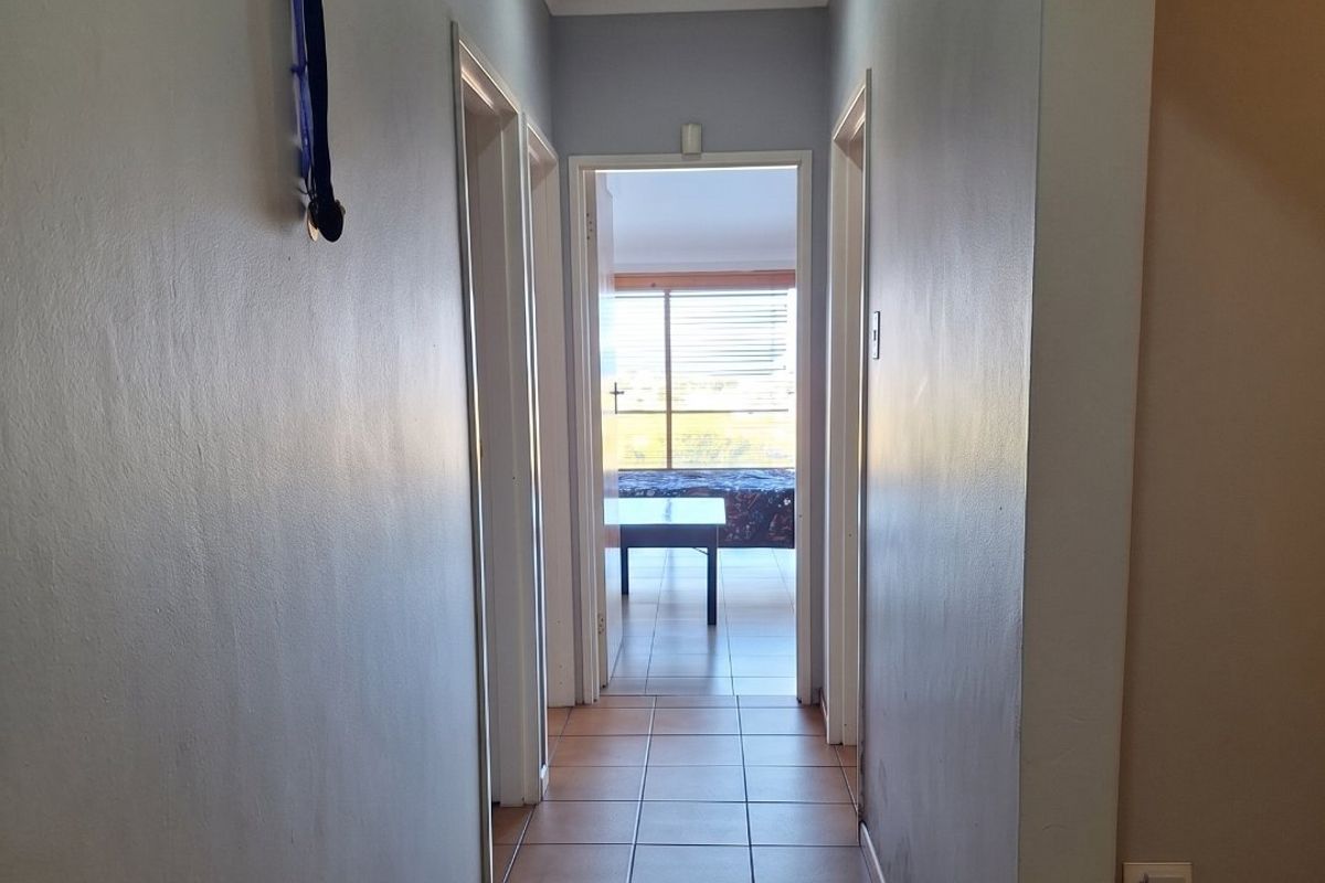 Spacious 3 Bedroom Family Home with Flat, Sea Views & Workspace Potential in Saldanha - Photo 4