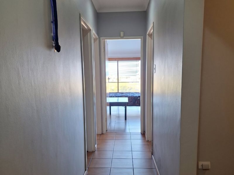 Spacious 3 Bedroom Family Home with Flat, Sea Views & Workspace Potential in Saldanha - Photo 4