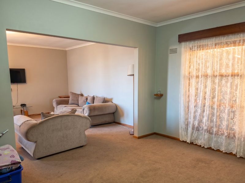 Spacious 3 Bedroom Family Home with Flat, Sea Views & Workspace Potential in Saldanha - Photo 10