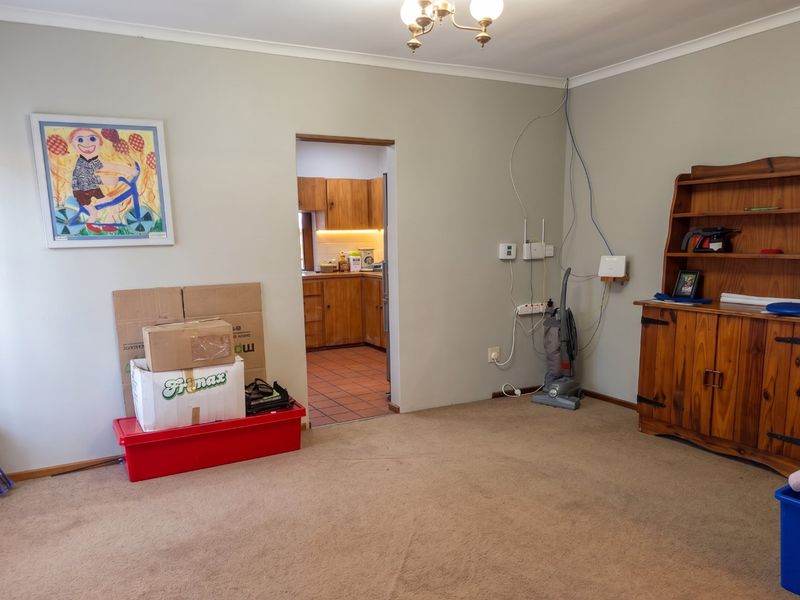 Spacious 3 Bedroom Family Home with Flat, Sea Views & Workspace Potential in Saldanha - Photo 9