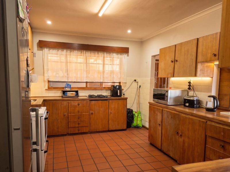 Spacious 3 Bedroom Family Home with Flat, Sea Views & Workspace Potential in Saldanha - Photo 8