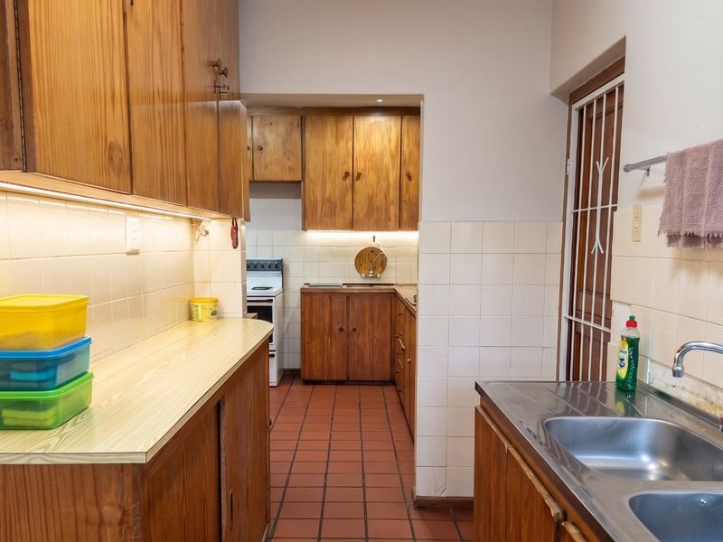 Spacious 3 Bedroom Family Home with Flat, Sea Views & Workspace Potential in Saldanha - Photo 7
