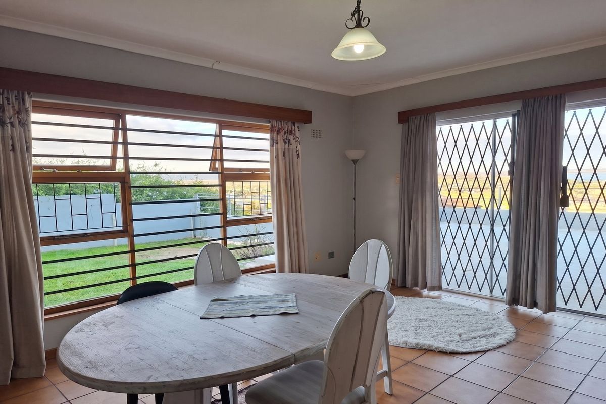 Spacious 3 Bedroom Family Home with Flat, Sea Views & Workspace Potential in Saldanha - Photo 5