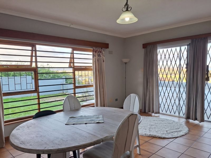 Spacious 3 Bedroom Family Home with Flat, Sea Views & Workspace Potential in Saldanha - Photo 5