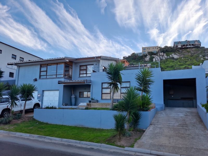 Spacious 3 Bedroom Family Home with Flat, Sea Views & Workspace Potential in Saldanha - Photo 1