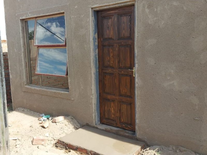 6 unfinished units For sale in Moshate gardens soshanguve  - Photo 4