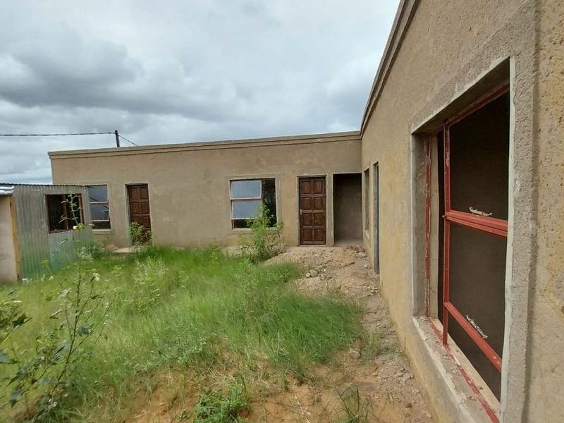 6 unfinished units For sale in Moshate gardens soshanguve  - Photo 1