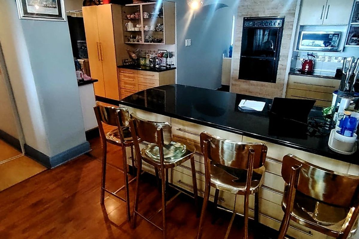 5 Bedroom House for Sale in Beacon Bay - Photo 2