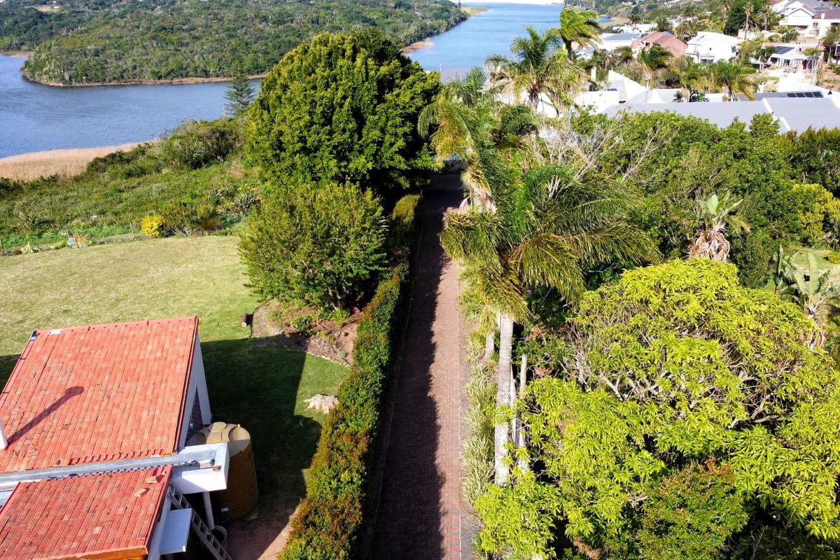 5 Bedroom House for Sale in Beacon Bay - Photo 5