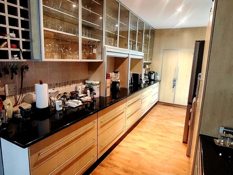 5 Bedroom House for Sale in Beacon Bay - Photo 6