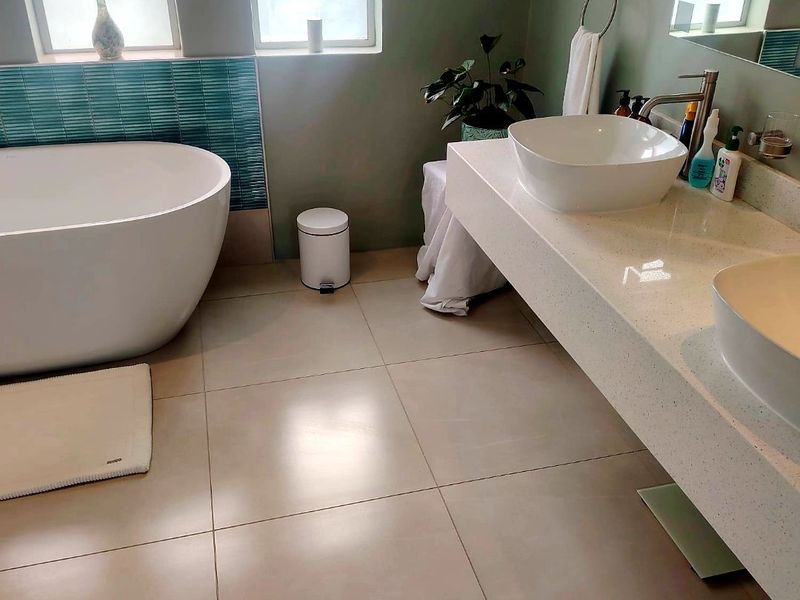 5 Bedroom House for Sale in Beacon Bay - Photo 4