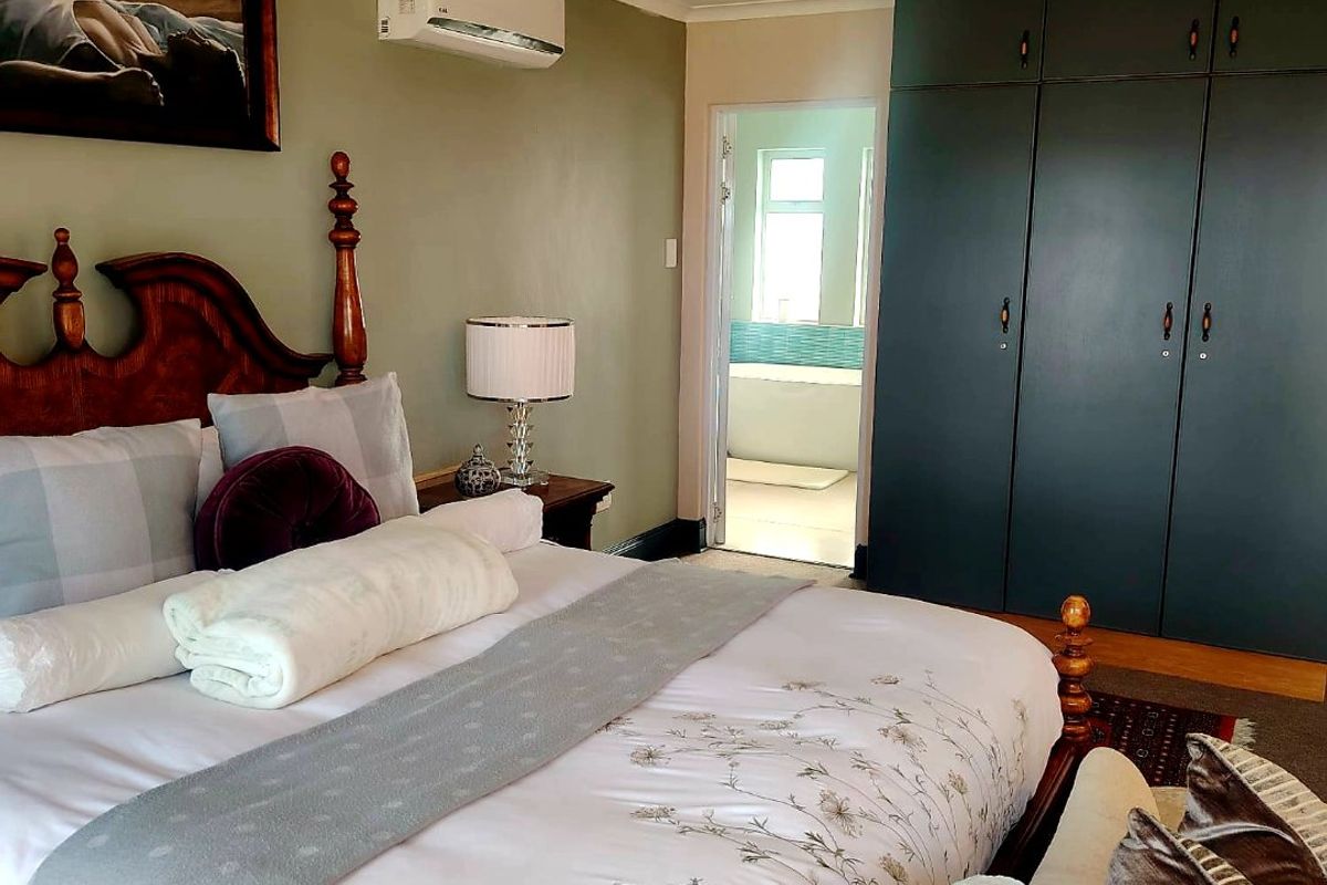 5 Bedroom House for Sale in Beacon Bay - Photo 3