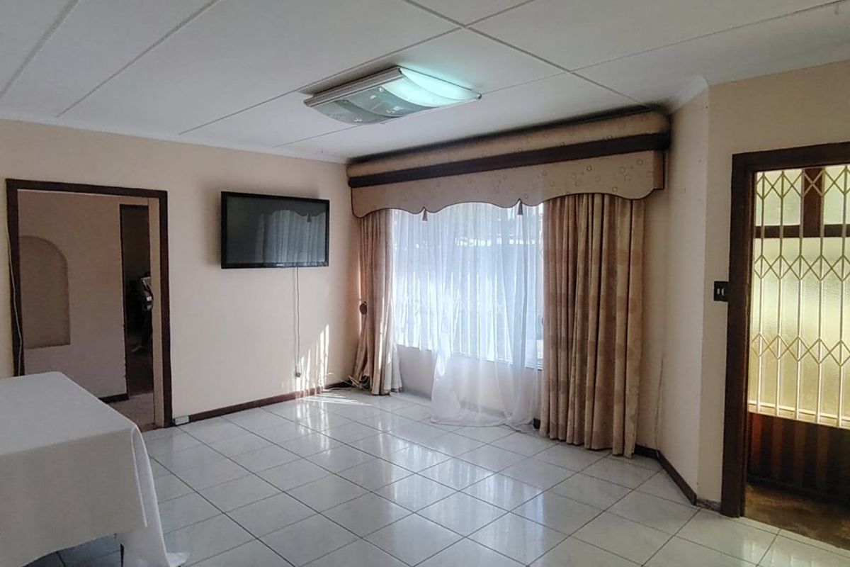 4 Bedroom House for Sale in Dawn  - Photo 5