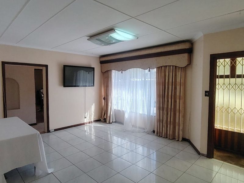 4 Bedroom House for Sale in Dawn  - Photo 5