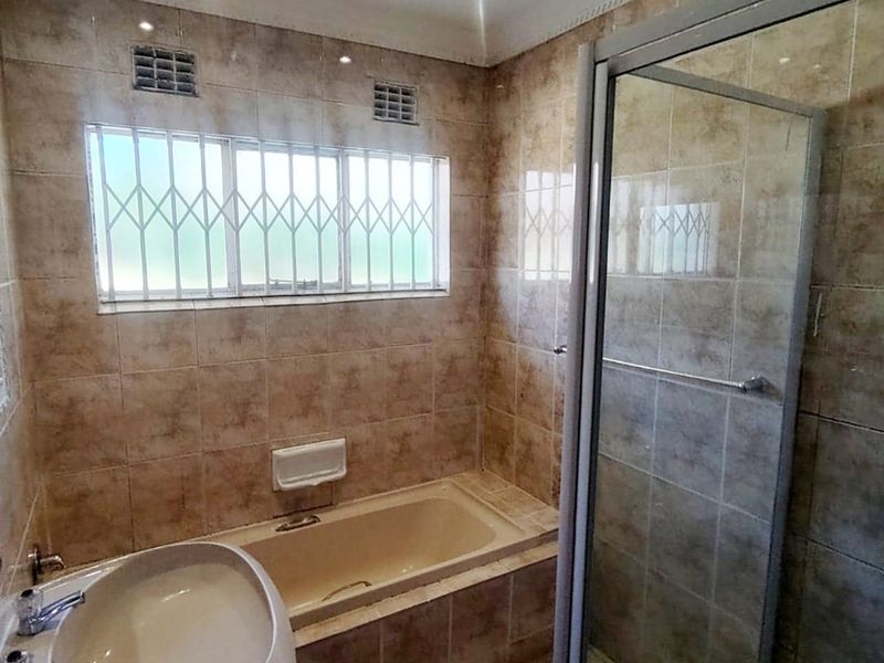 4 Bedroom House for Sale in Dawn  - Photo 8