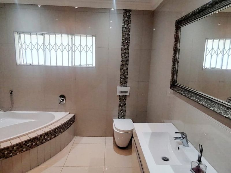 4 Bedroom House for Sale in Dawn  - Photo 4