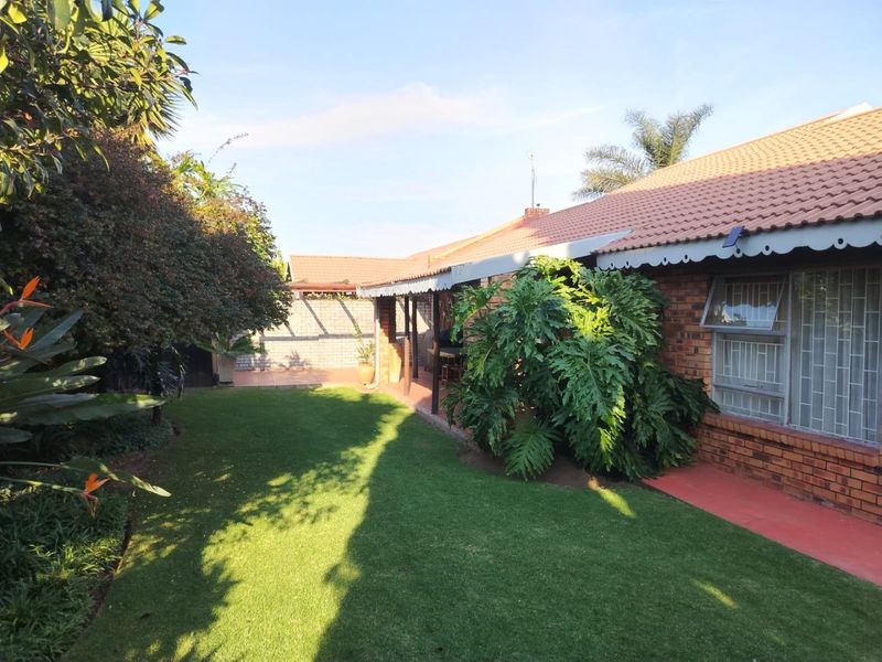 FOR SALE – BEAUTIFUL FULL TITLE 2 BEDROOM HOME IN SECURITY COMPLEX - Photo 2