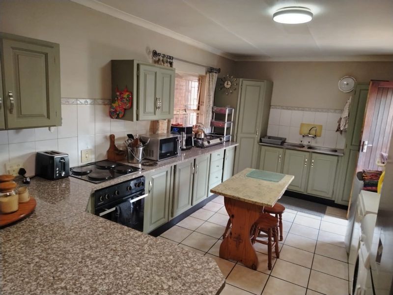 FOR SALE – BEAUTIFUL FULL TITLE 2 BEDROOM HOME IN SECURITY COMPLEX - Photo 9