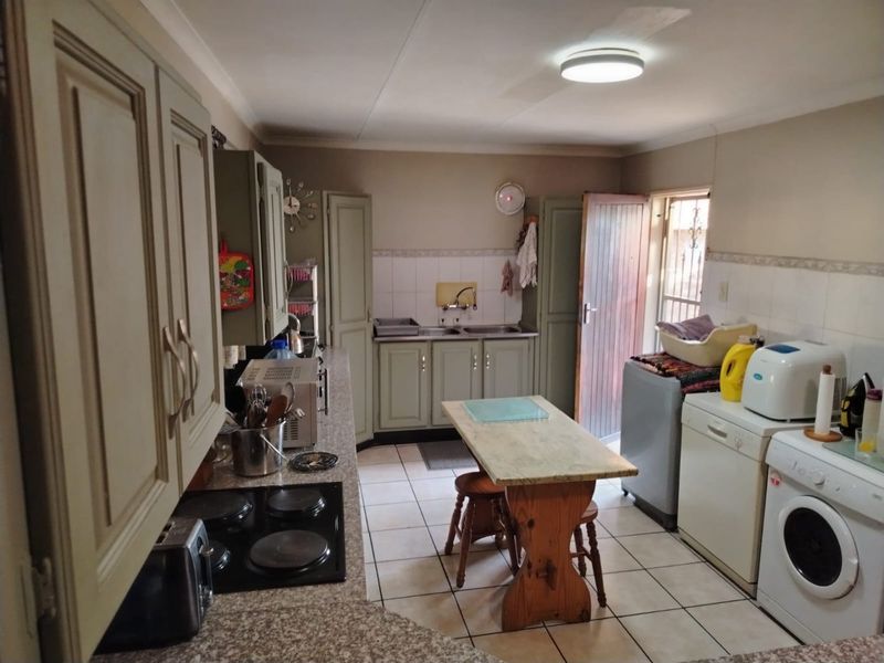 FOR SALE – BEAUTIFUL FULL TITLE 2 BEDROOM HOME IN SECURITY COMPLEX - Photo 8