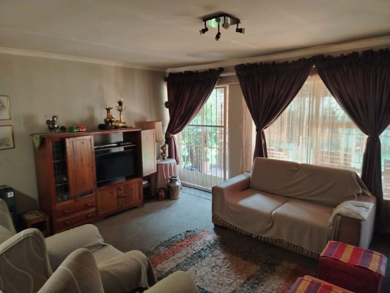 FOR SALE – BEAUTIFUL FULL TITLE 2 BEDROOM HOME IN SECURITY COMPLEX - Photo 6