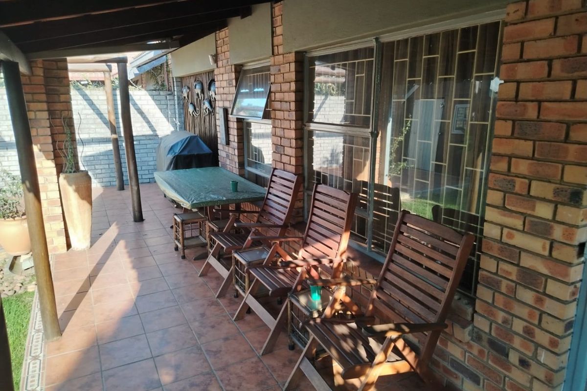 FOR SALE – BEAUTIFUL FULL TITLE 2 BEDROOM HOME IN SECURITY COMPLEX - Photo 4