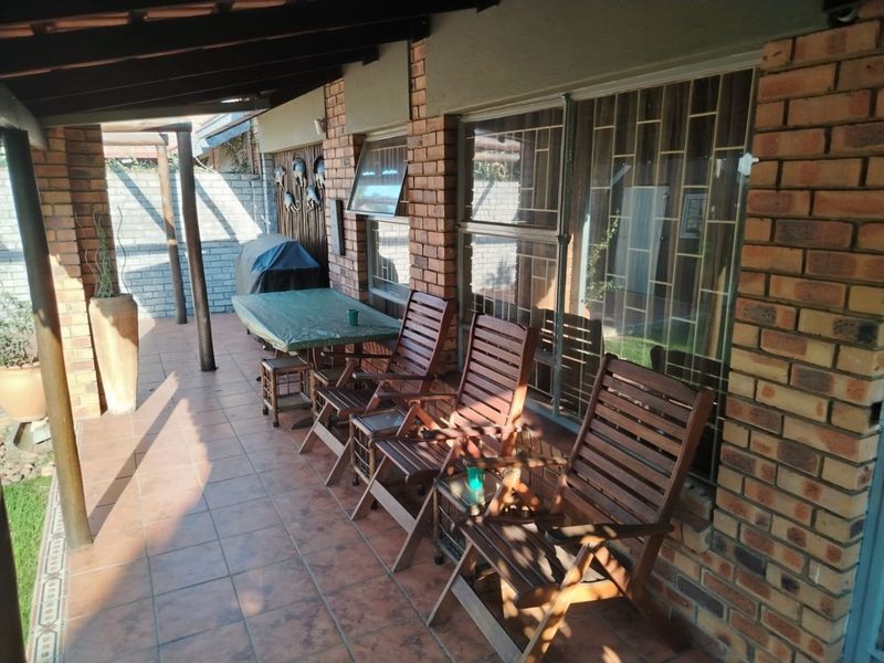 FOR SALE – BEAUTIFUL FULL TITLE 2 BEDROOM HOME IN SECURITY COMPLEX - Photo 4
