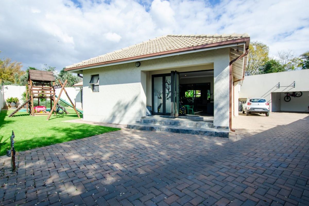 Spacious Family Dream Home with Pool, Granny Flat & Top Security! - Photo 2