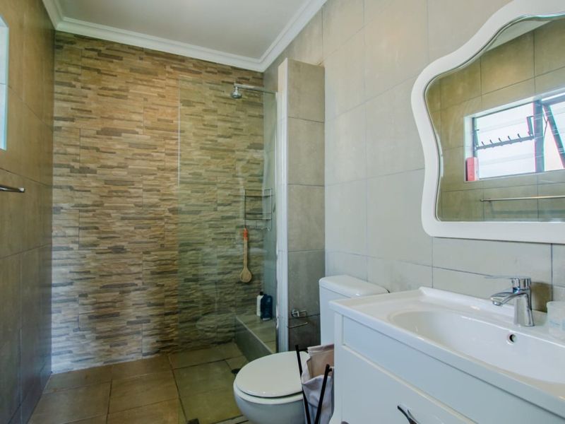 Spacious Family Dream Home with Pool, Granny Flat & Top Security! - Photo 9