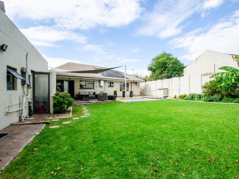 Spacious Family Dream Home with Pool, Granny Flat & Top Security! - Photo 7