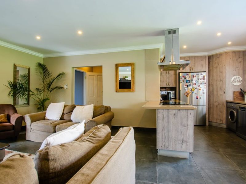 Spacious Family Dream Home with Pool, Granny Flat & Top Security! - Photo 8