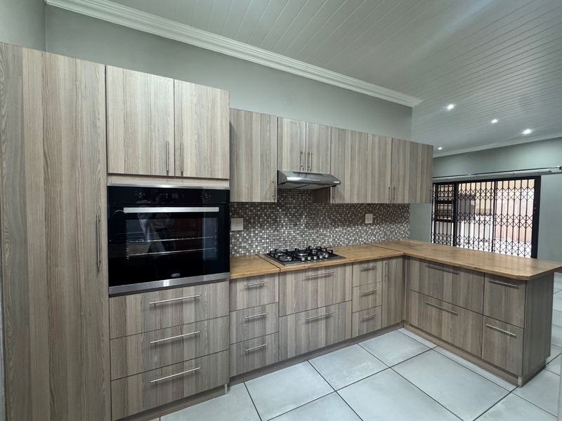 full title townhouse in retirement village - Photo 4