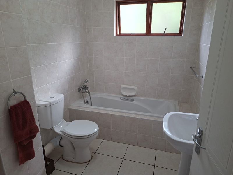 Stunning 4 Bedroom Apartment In An Eco Estate - Going For A Song! - Photo 9