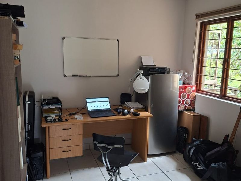 Stunning 4 Bedroom Apartment In An Eco Estate - Going For A Song! - Photo 8