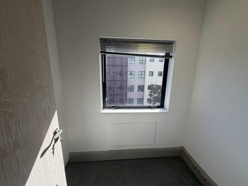 Contemporary Office Suite Near Canal Walk and Major Transport Routes - Photo 6