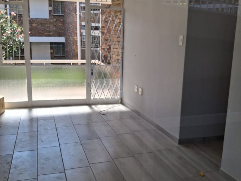 Modern refurbished one bedroom unit available for the over 50's. - Photo 4