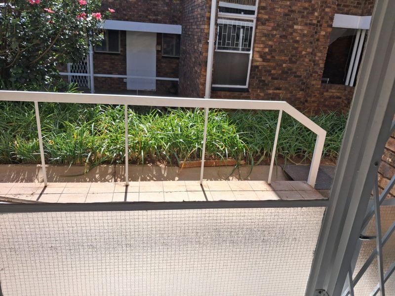 Modern refurbished one bedroom unit available for the over 50's. - Photo 1