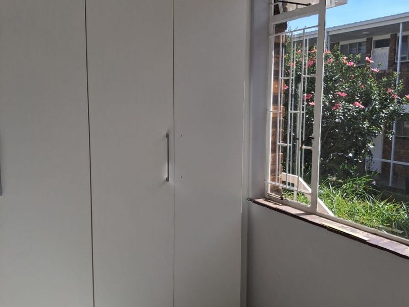 Modern refurbished one bedroom unit available for the over 50's. - Photo 6