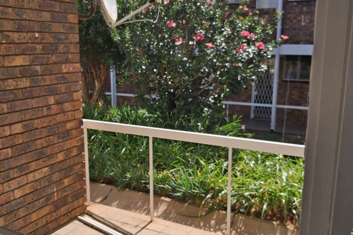 Modern refurbished one bedroom unit available for the over 50's. - Photo 2
