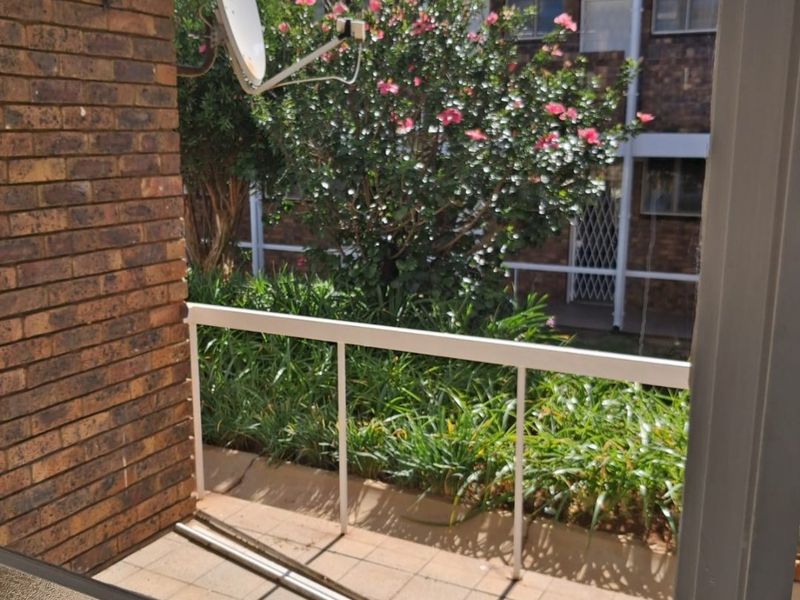 Modern refurbished one bedroom unit available for the over 50's. - Photo 2