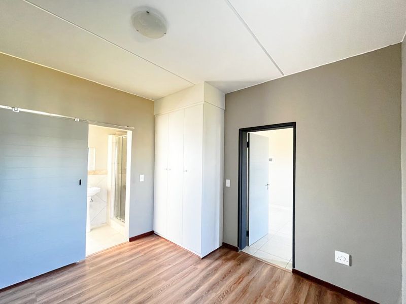 Stunning 3rd Floor 1 bed,1 bathroom To Rent Glen Acres Estate in Glen Austin AH, Midrand - Photo 5